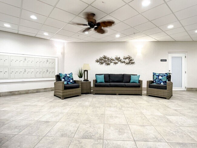 Building Photo - Fully Furnished Beautiful 2 Bedroom Seasca...