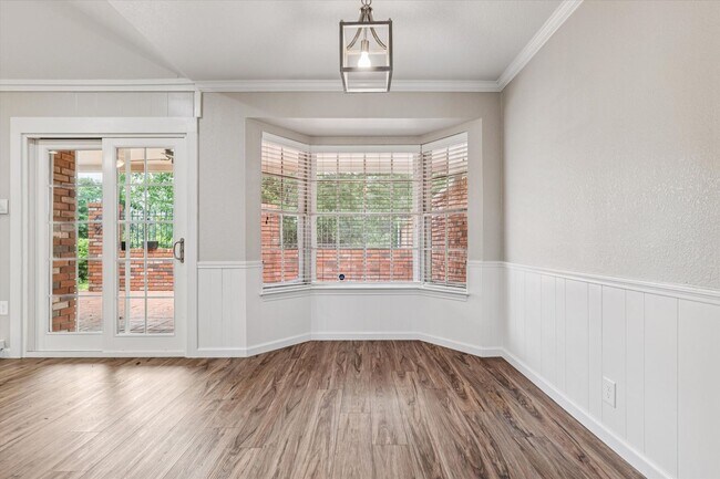 Building Photo - Pristine Updated Indian Creek Condo
