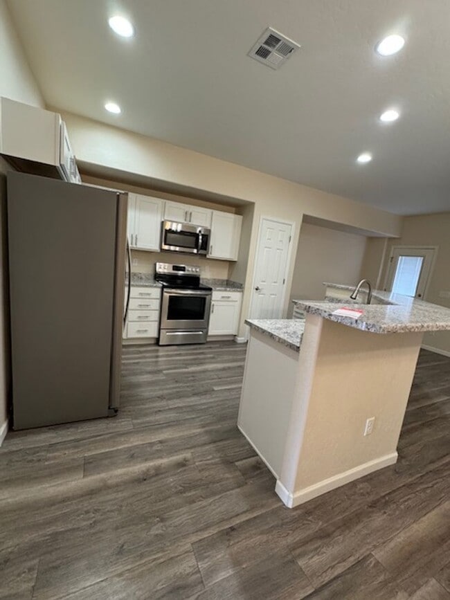 Building Photo - Modern 2-Story Townhome in Prime Mesa Mall Location!