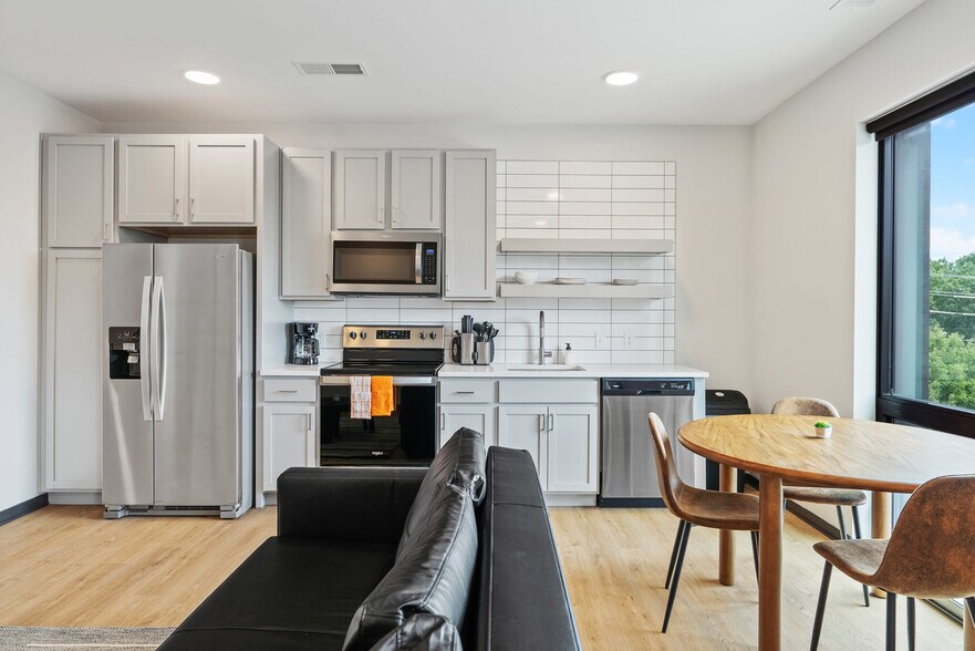 Building Photo - 423 E Michigan St