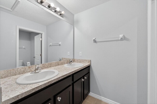 Building Photo - Stunning 5 bed/ 2 bath