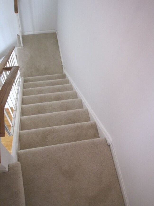 Building Photo - Two-Level Kalorama Condo with Washer/Dryer...