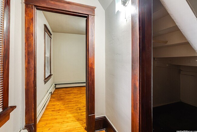 Building Photo - 211 Oak St
