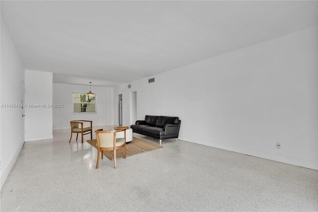 Building Photo - 9700 W Bay Harbor Dr