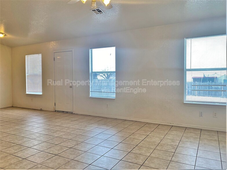 Building Photo - 916 Hyacinth Hollow Dr