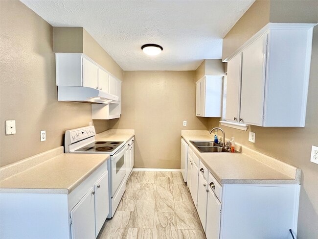 Building Photo - 303 Brigadoon Ln