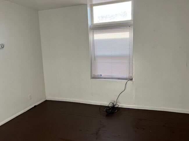 Building Photo - Private Guy Room in 5 bedroom 2 bath triplex