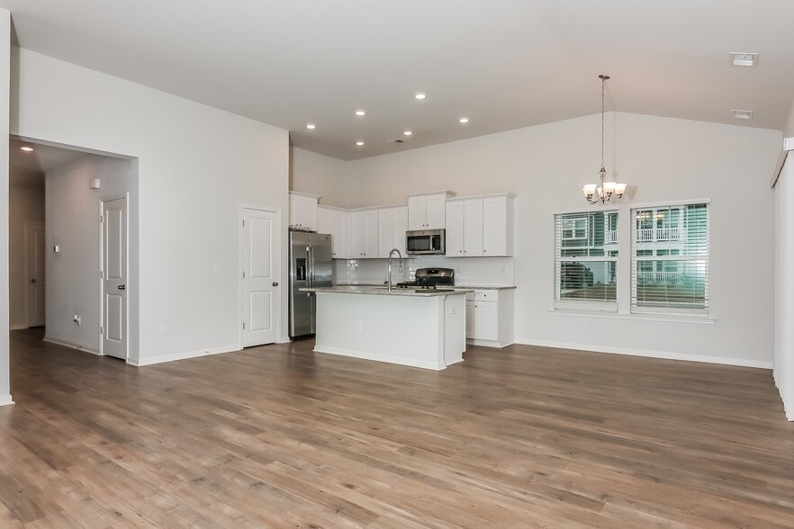 Building Photo - 476 Craigflower Ct