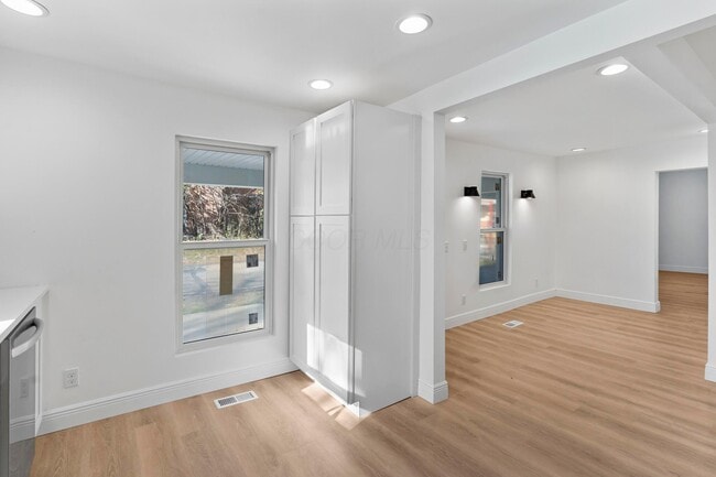 Building Photo - 89 Maple St