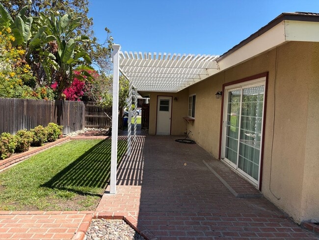 Building Photo - Spacious Single Family Home with Yard