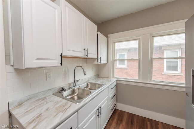 Building Photo - 1519 Ridgewood Ave