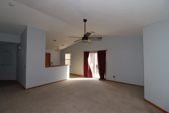Building Photo - Spacious duplex for rent!