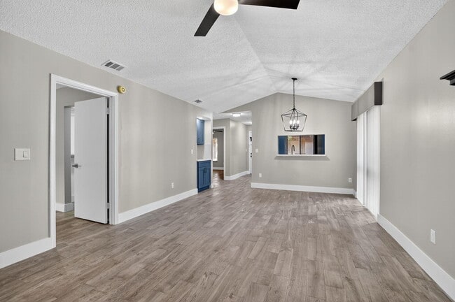 Building Photo - 400 Club Cir