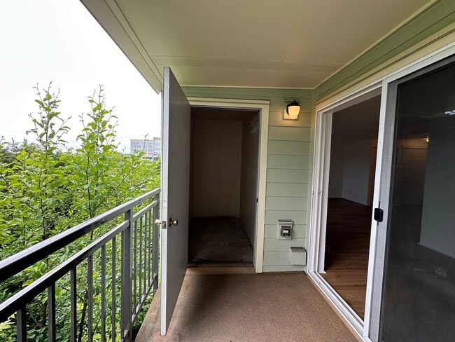 Building Photo - Sterling Heights Condo - Bellevue