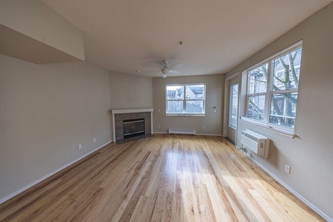 Building Photo - Townhome-Style Condo at Columbia Shores - 3 Bedroom