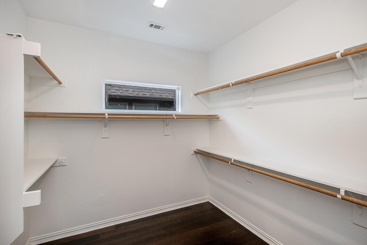 Building Photo - Gorgeous M Streets townhome with great rooftop deck