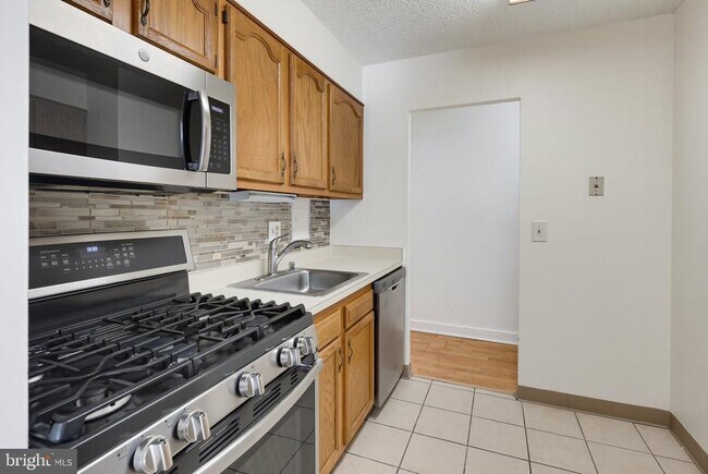 Building Photo - 5911 Tamar Dr