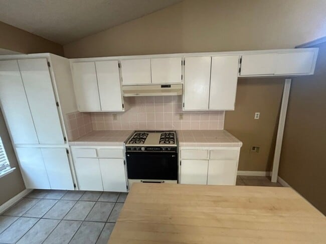 Building Photo - 3 bedroom 2 bathroom in Desirable SW Visalia!