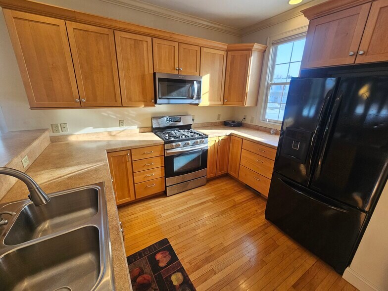 Building Photo - 359 Main St