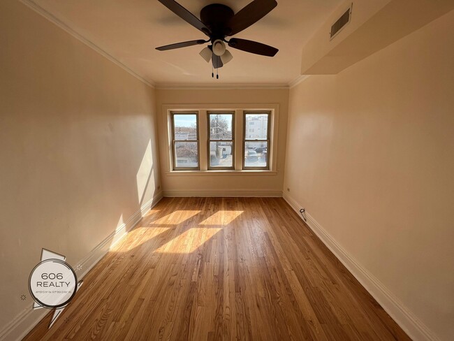 Building Photo - Bright and Sunny Forest Park Apts!