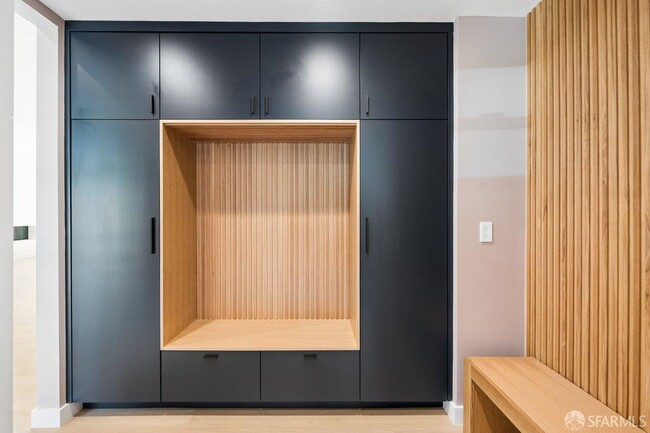 Building Photo - 1435 Lakeview Dr