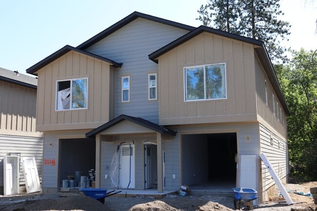 Building Photo - Duplex in CDA !