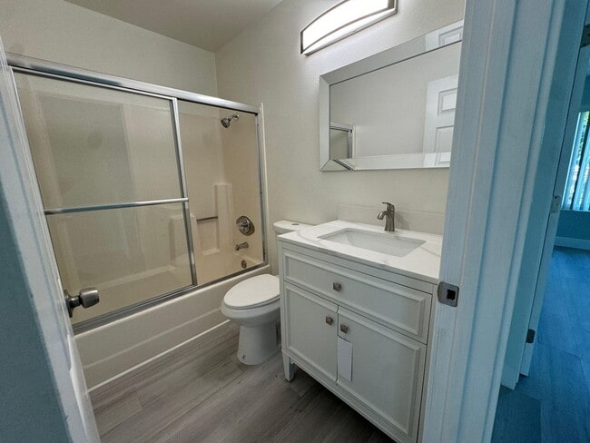 Building Photo - Fully renovated Condo