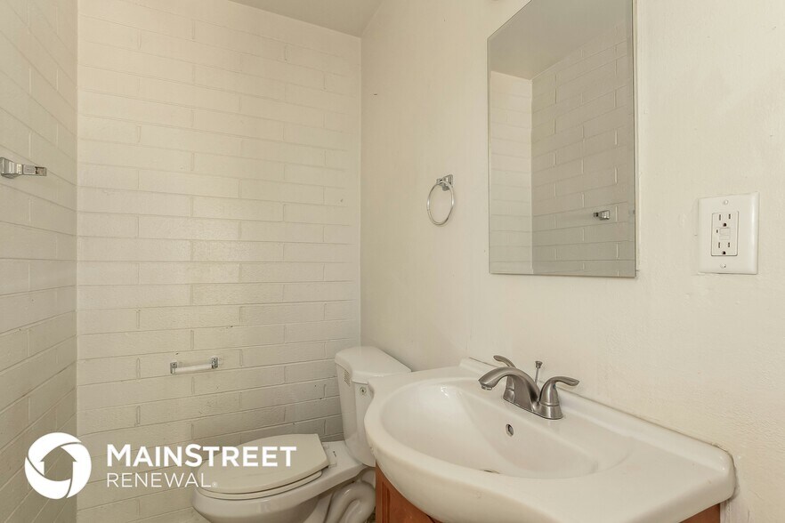 Building Photo - 5353 N 61st Ave