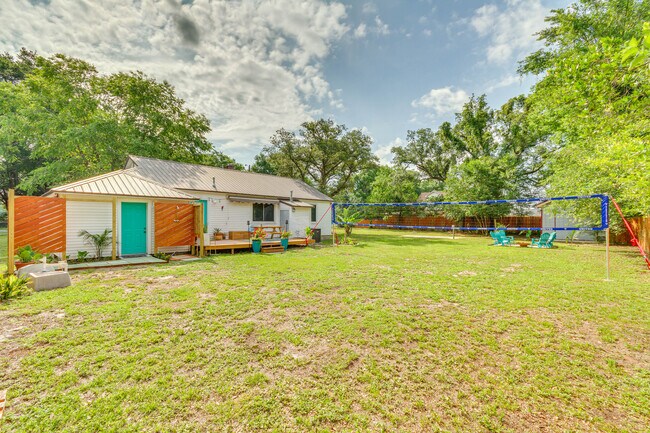 Building Photo - 205 N Pinewood Ln