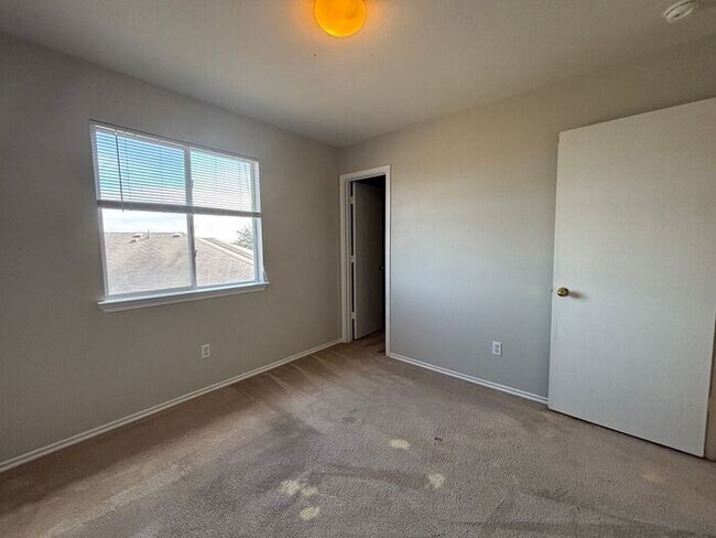 Building Photo - Spacious & Bright 4-Bedroom Home with Mode...