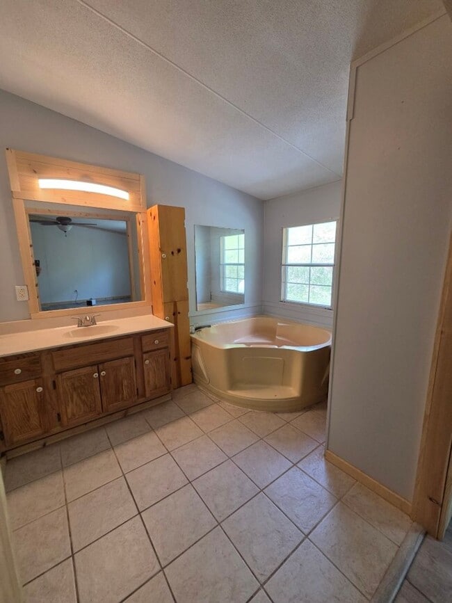 Building Photo - $1,800 - 3 Bedroom 3 Bathroom Unfurnished Home in Tatham Mountain Park