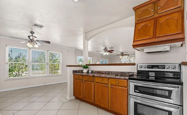 Building Photo - 863 Riverside Dr