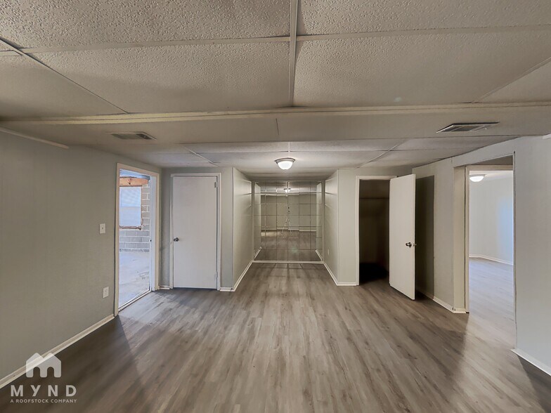 Building Photo - 9925 Miller Ave