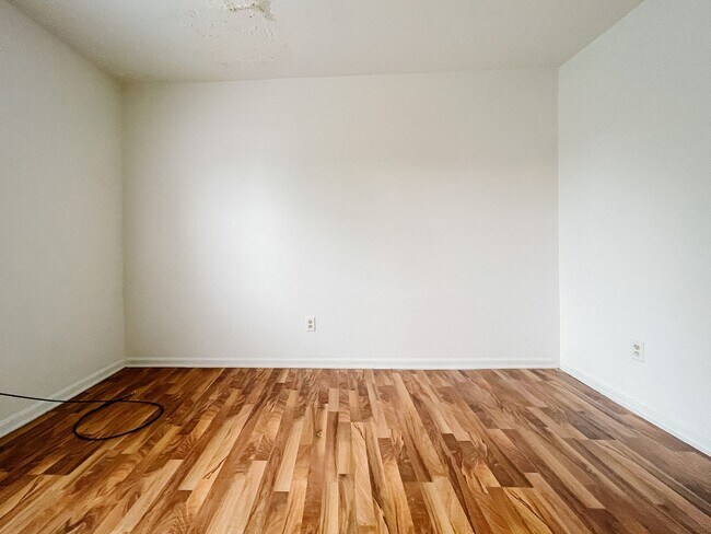 Building Photo - 114 E 8th St