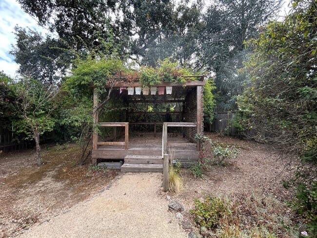 Building Photo - 8280 Oakmont Dr