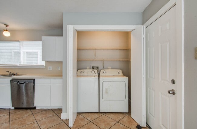 Building Photo - 15850 E Park Ct