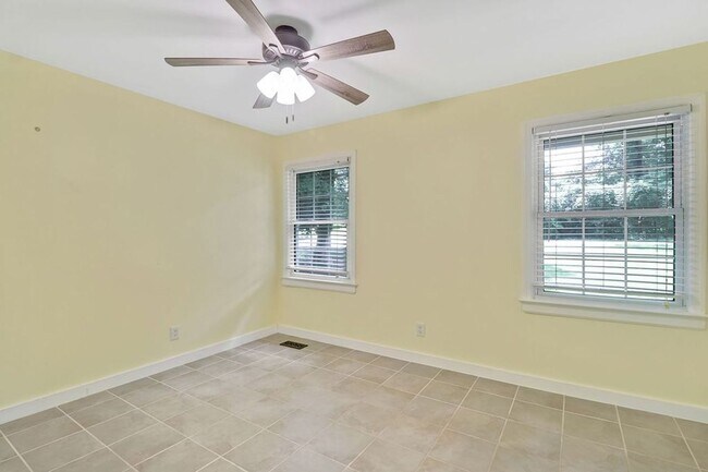 Building Photo - 212 Pinewood Dr