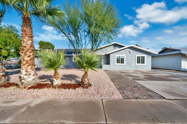 Building Photo - Spacious 6-Bedroom, 3-Bath Pool Home Near ASU Campus