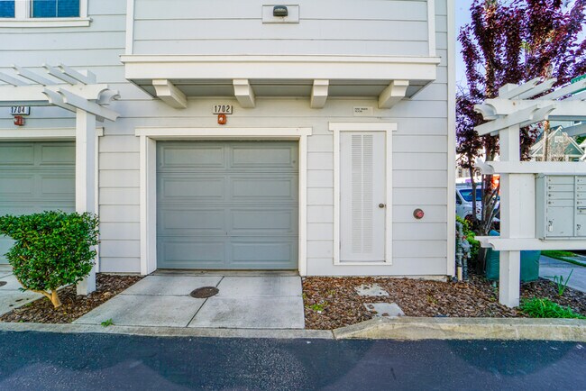 Building Photo - 1702 Northshore Dr