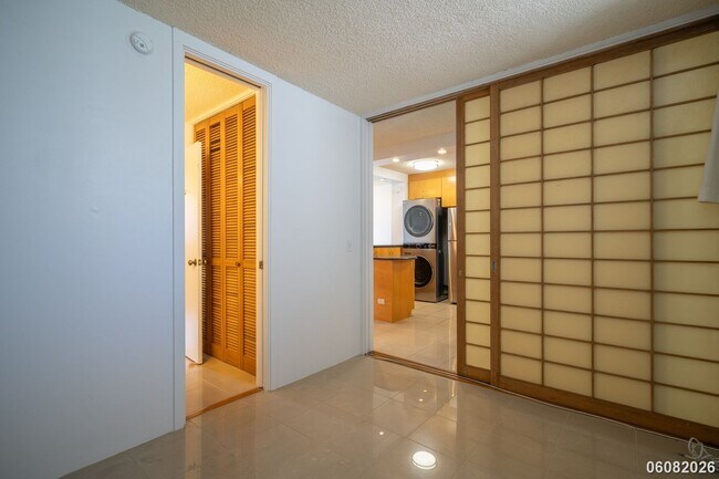 Building Photo - PRIME ALA MOANA/WAIKIKI LOCATION: 2BR/1.5BA Condo with Parking & In-Unit Washer/Dryer!