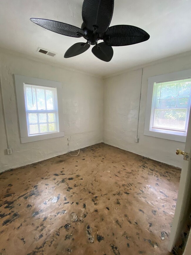 Building Photo - Pre-Lease for July 15, 2026 - Charming 1 bed 1 bath house near downtown Athens, Ga