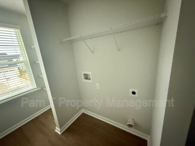 Building Photo - 400 Airways Ave