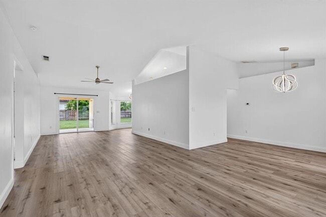 Building Photo - 497 SW Lacroix Ave