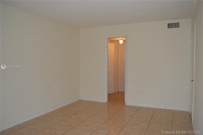 Building Photo - 9320 Fontainebleau Blvd