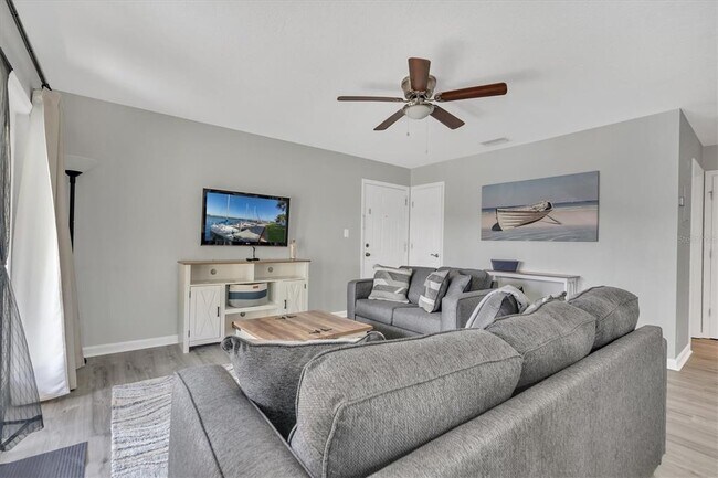 Building Photo - 102 Pompano Dr SE