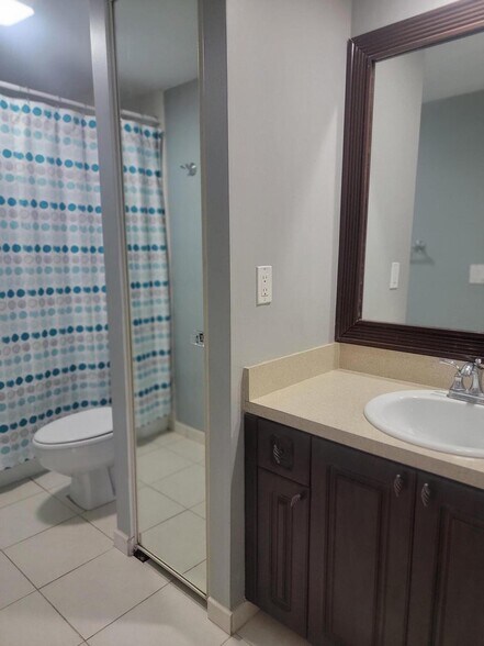 Building Photo - 727 7th Way