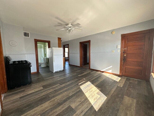 Building Photo - 449 Kelley St