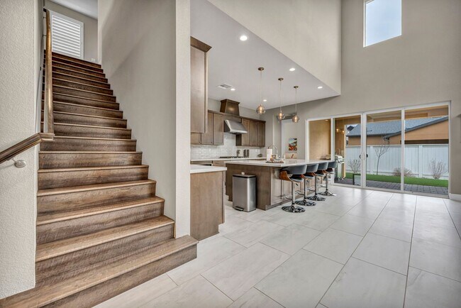 Building Photo - 619 Camargue Trl