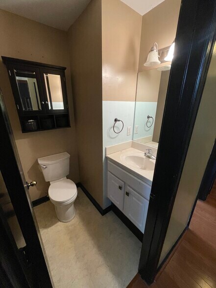 Building Photo - 601 Colonial Ct