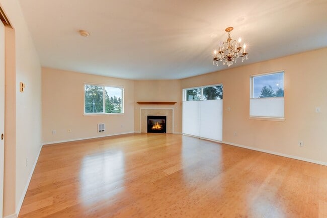 Building Photo - Commute-Friendly, Top-Floor, Totally Comfortable